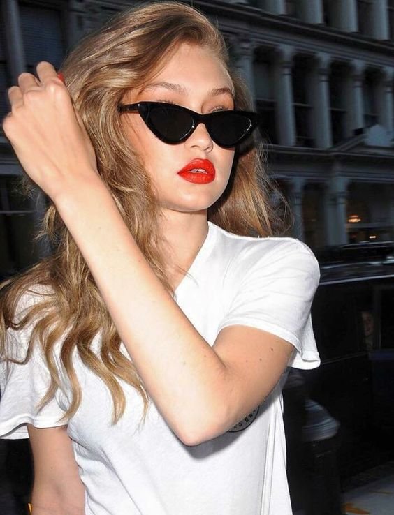 Gigi hadid partant les lunettes de soleil de forme cat eyes de marque Vogue Eyewear