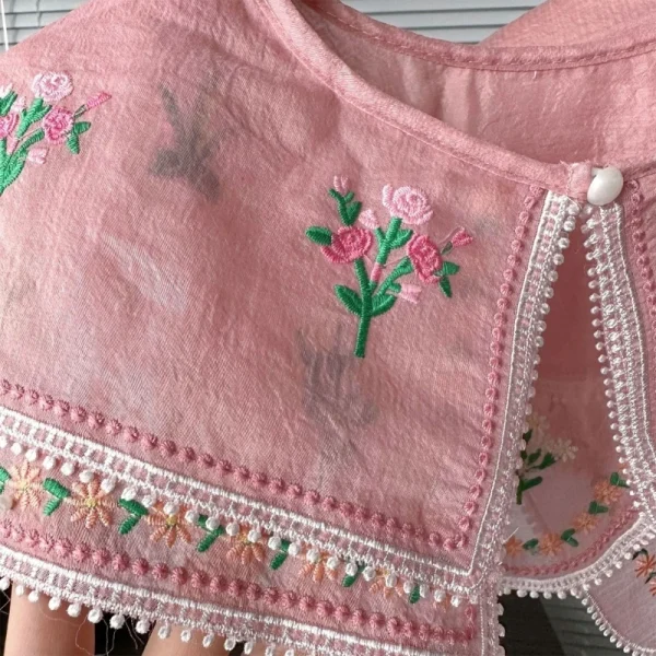 Faux col claudine rose poudré avec fleurs brodées